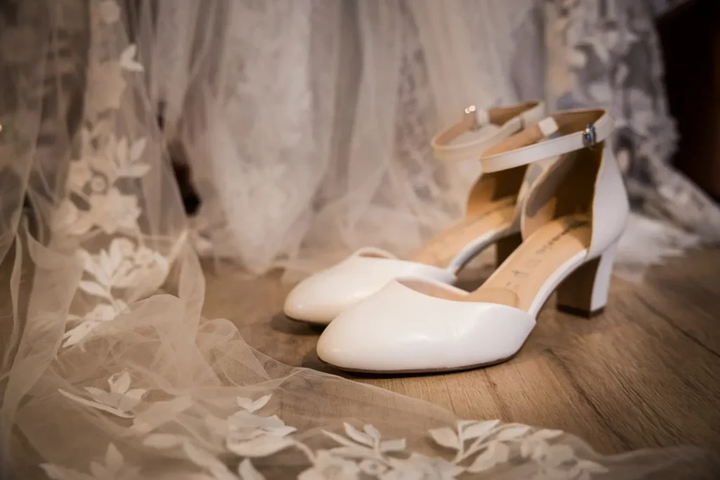 Close-up van bruidsschoenen.
