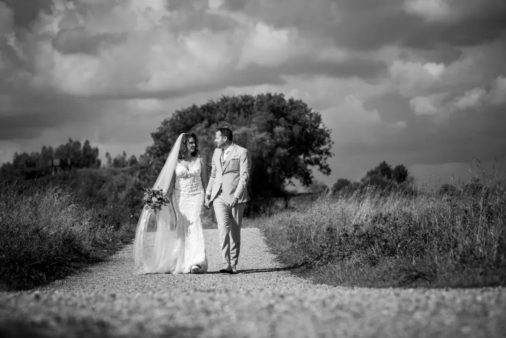 Bruidspaar kijkt naar elkaar tijdens de fotoreportage.