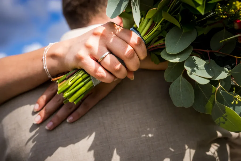 Close-up van de hand van de bruid met trouwring.