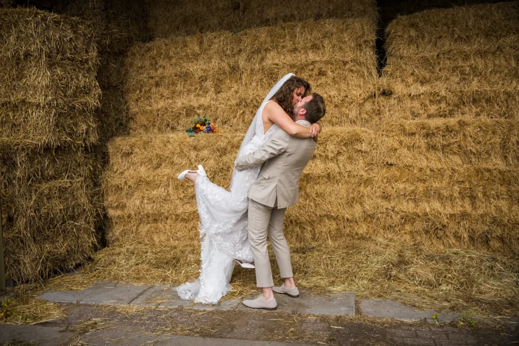 Bruidspaar kust elkaar in de stal.