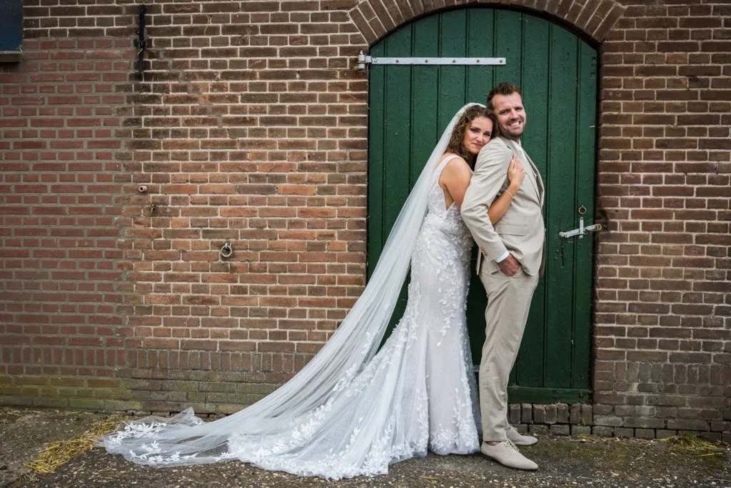 Bruidspaar knuffelt elkaar tijdens de trouwreportage.