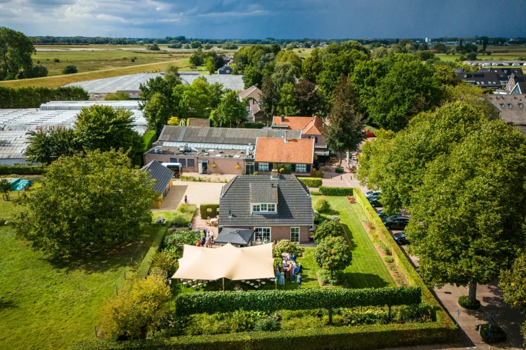 Drone-foto van de trouwlocatie.