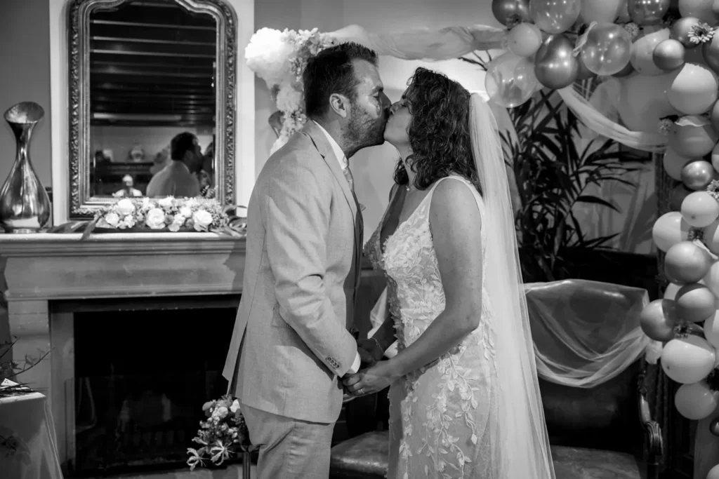 Bruidspaar kust elkaar na het ja-woord.