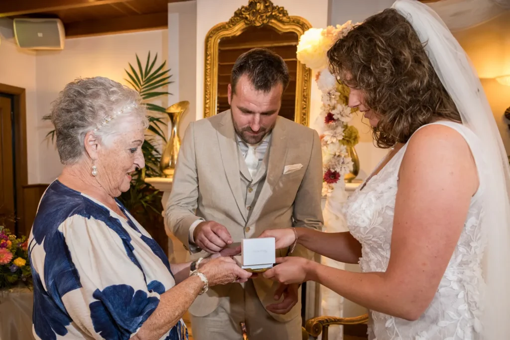 Bruidspaar pakt de trouwringen uit het doosje.