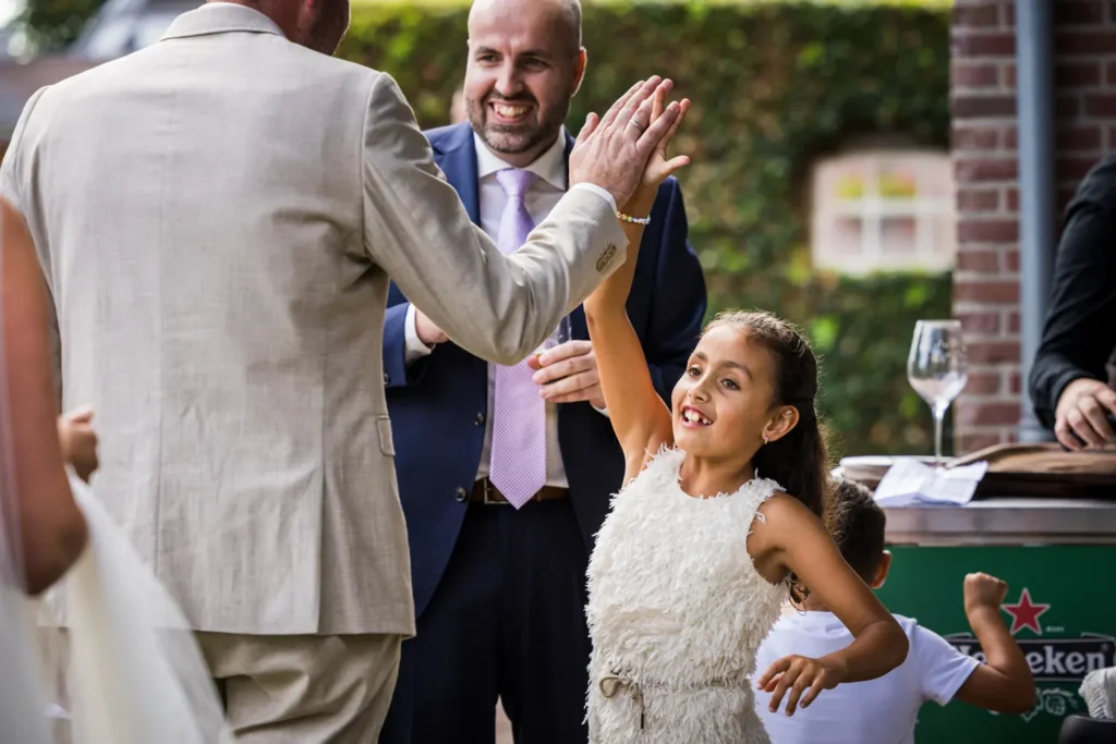 High-five van bruiloftsgasten.