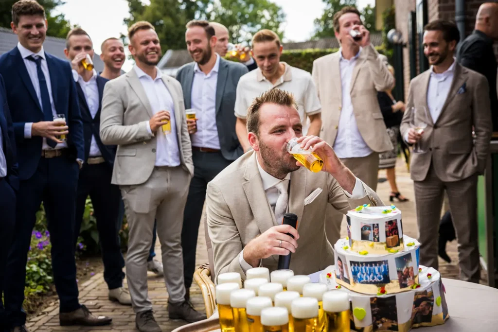 Bruidsgom drinkt een biertje.