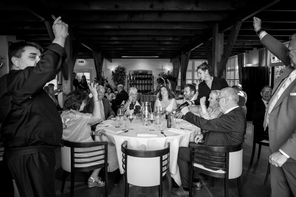 Vader proost tijdens het bruidsdiner.