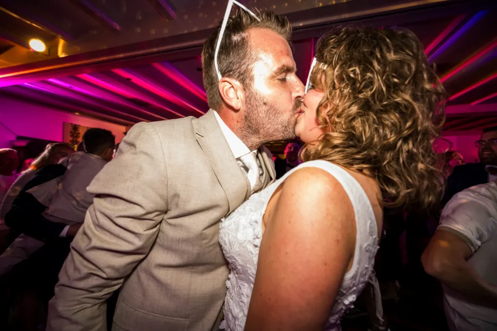 Bruidspaar kust elkaar op de dansvloer.