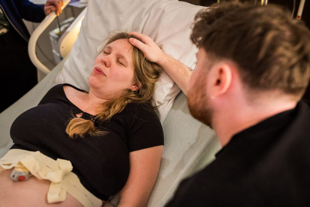 Man steunt vrouw bij bevalling in het ziekenhuis