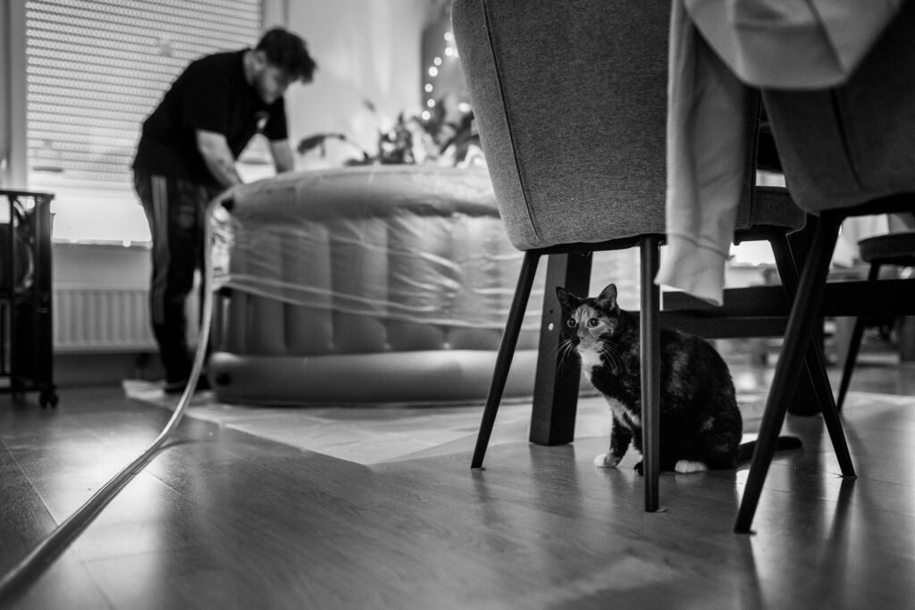 Man vult een bevalbad bij een thuisbevalling