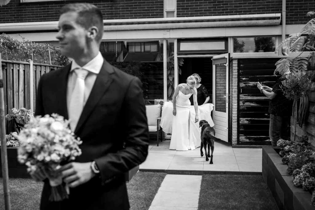Bruid komt naar buiten voor de first look met haar aanstaande.