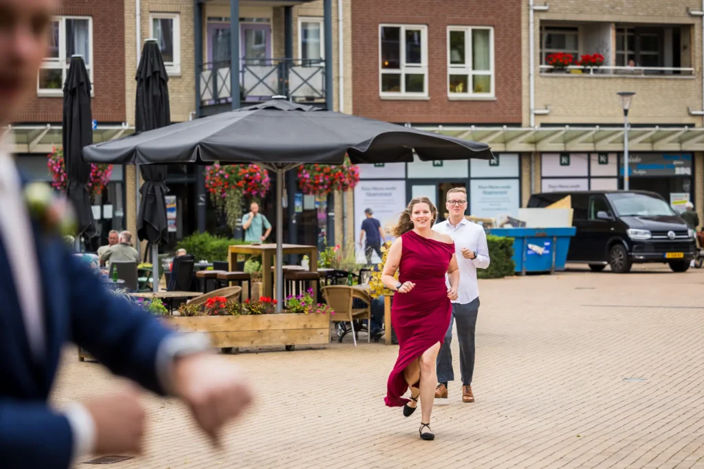 Bruiloftsgast komt te laat aanrennen bij het Stadhuis.