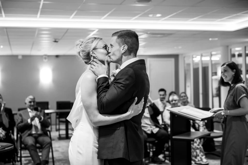 Bruidspaar kust elkaar tijden de trouwceremonie in het Stadhuis in Westervoort.
