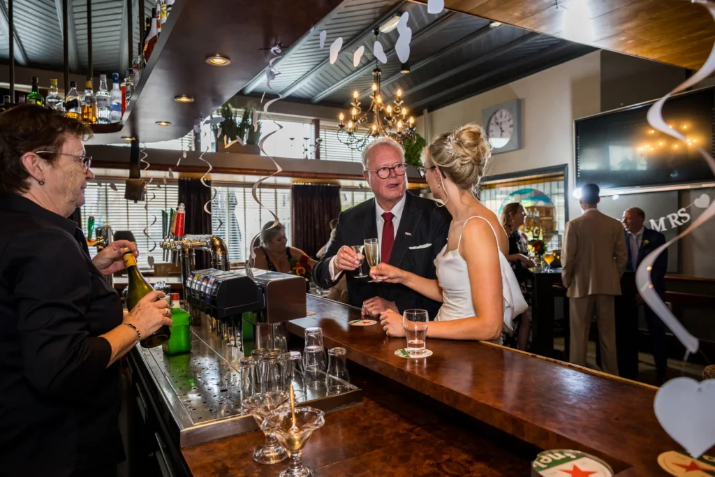 Toost op het bruidspaar tijdens een trouwborrel in Wieleman in Westervoort.