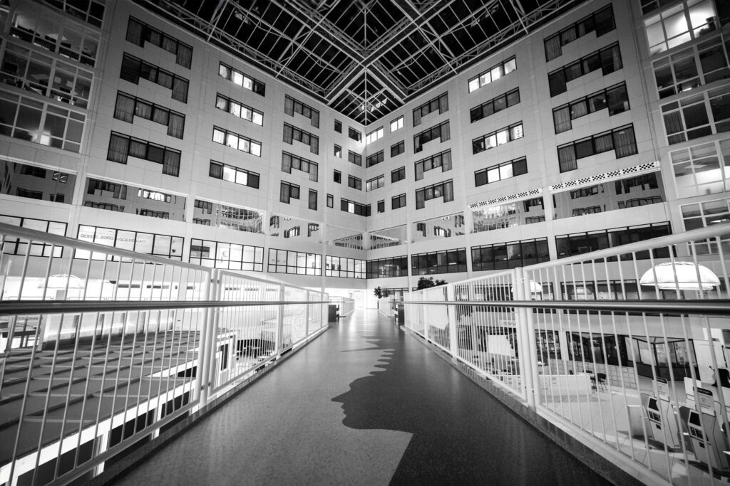 Overzichtsfoto van de centrale hal van het Rijnstate in Arnhem.