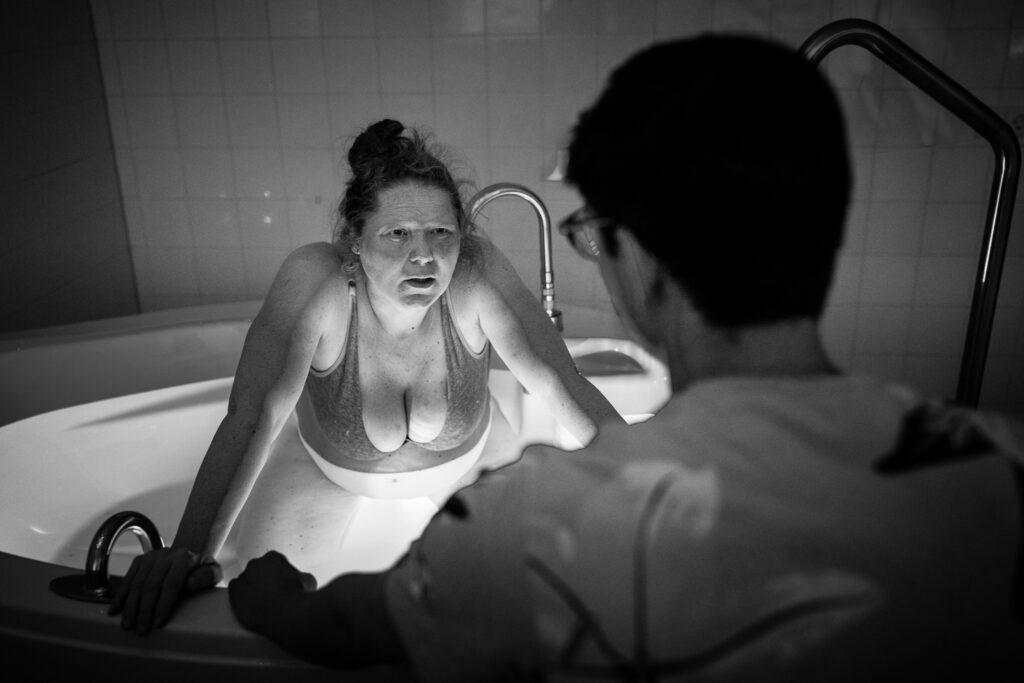 Vrouw vangt weeën op in het bevalbad in het Rijnstate in Arnhem