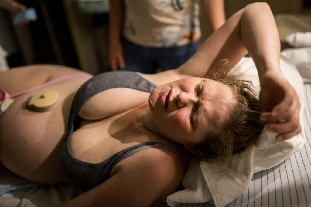 Vrouw vangt weeën op tijdens een ziekenhuisbevalling in Arnhem.