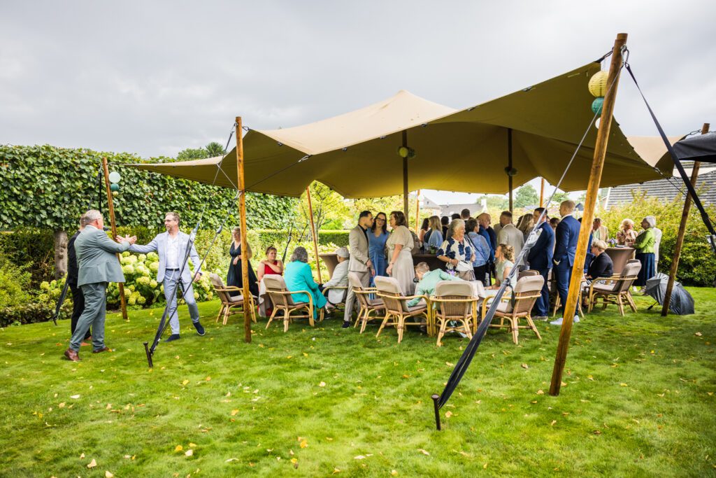 Borrel van een bruiloft in eigen tuin in 't Loo.