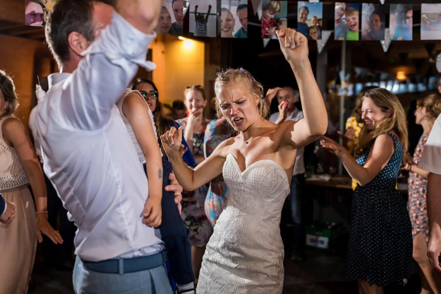 Bruidspaar gaat uit hun dak tijdens het avondfeest.