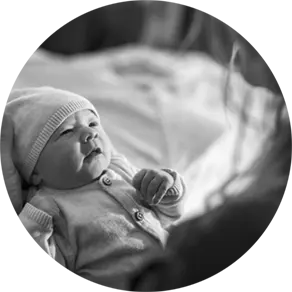 Pasgeboren baby bekijkt zijn moeder aandachtig.