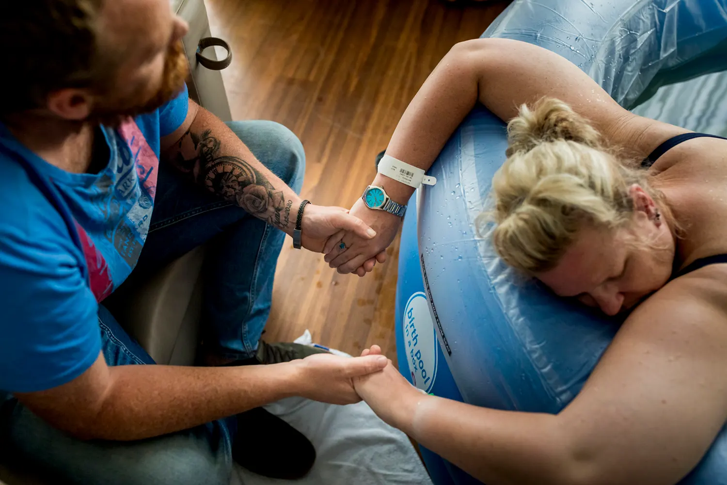 Man ondersteunt zijn vrouw bij het opvangen van de weeën.