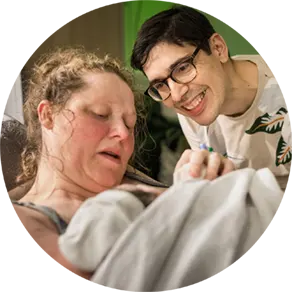 Vader en moeder bekijken hun pasgeboren dochter met trots.