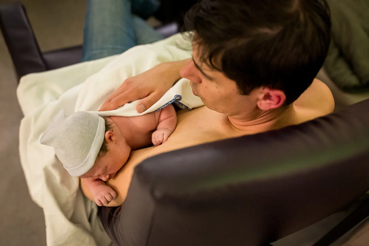 Papa houdt zijn dochter voor het eerst vast.