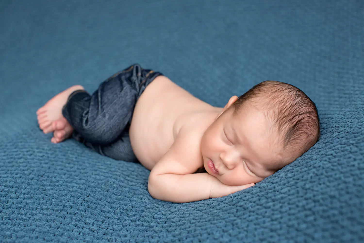 Baby slaapt tijdens een fotoshoot in de studio.