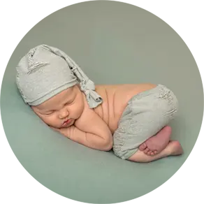 Baby slaapt op haar buik tijdens een newbornshoot.