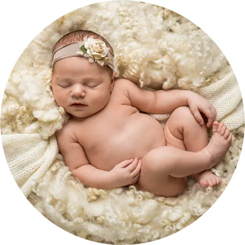 Pasgeboren baby ligt op haar rug te slapen
