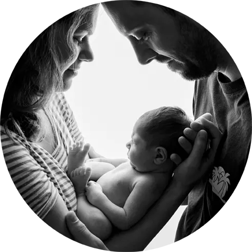 Ouders houden baby vast tijdens de newbornshoot