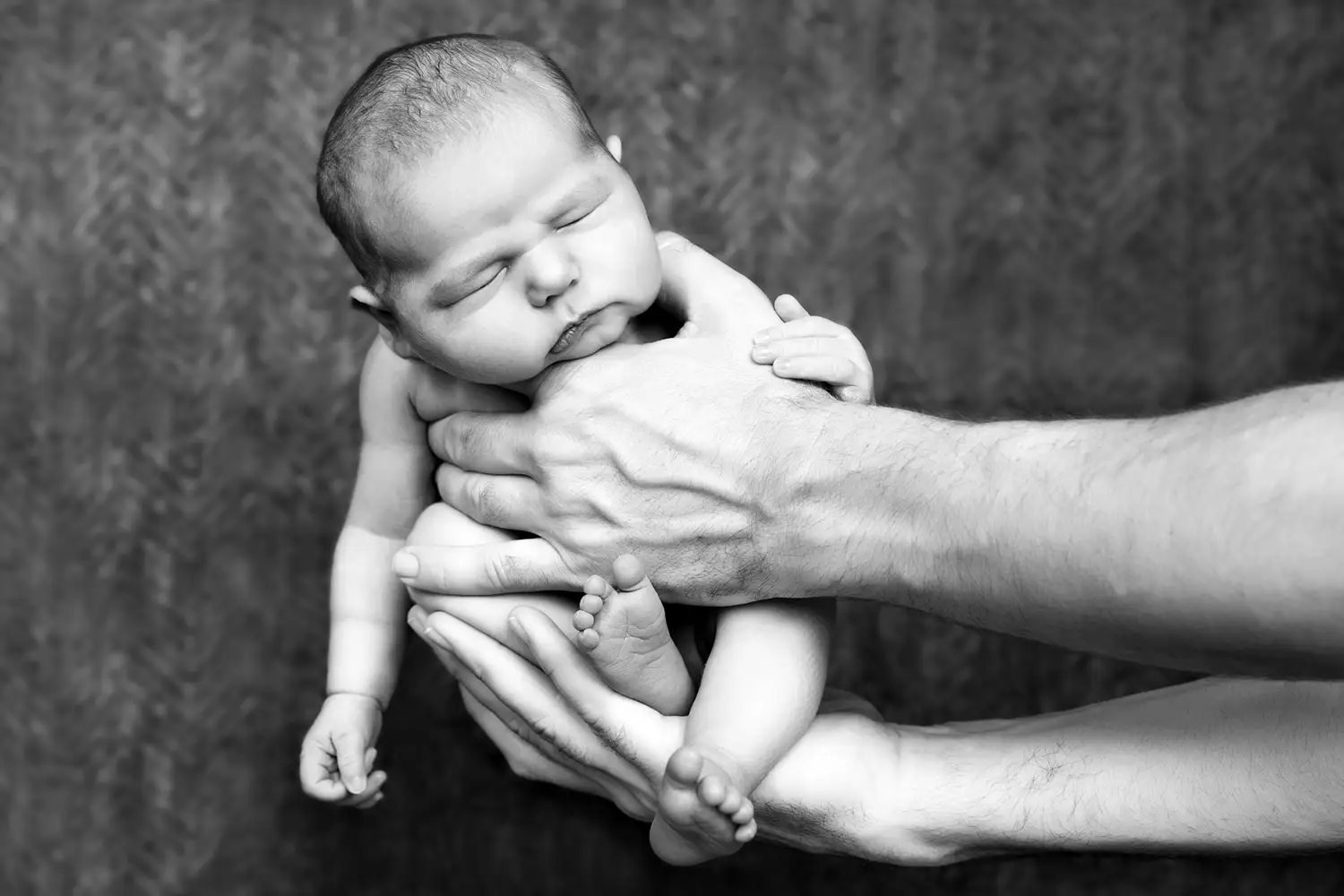 Vader houdt zijn baby vast.