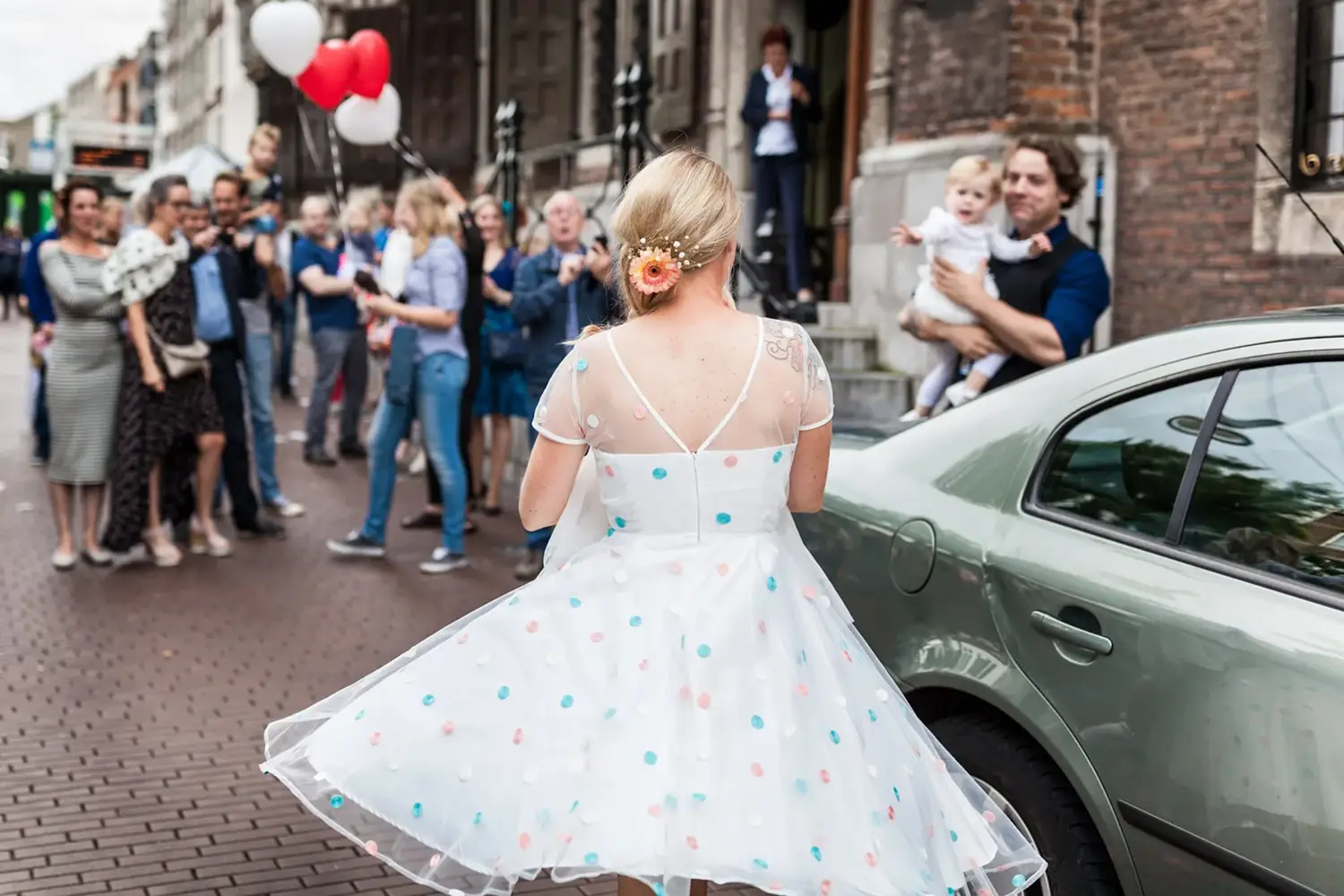Bruidspaar komt aan bij het Stadhuis in Nijmegen