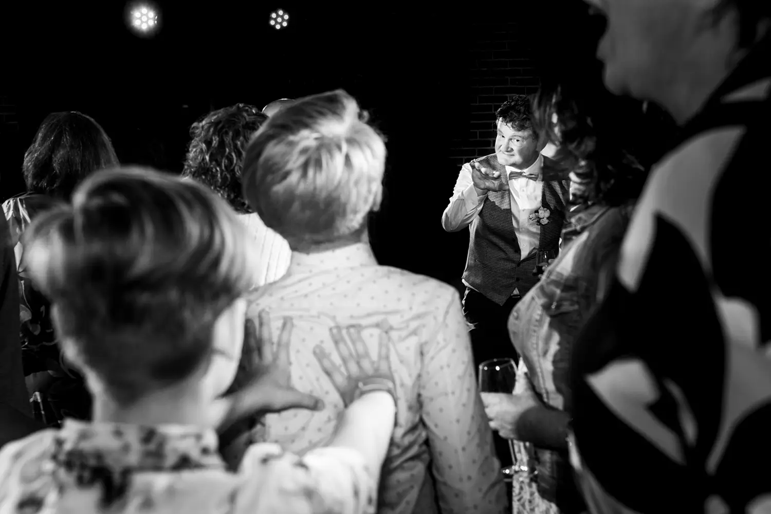 Bruidegom vraagt zijn zoon op de dansvloer op het avondfeest.