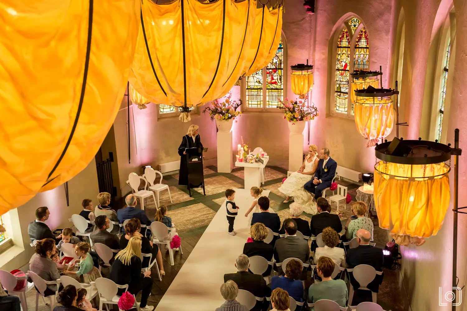 Overzicht van een trouwceremonie bij Klooster Bethlehem.