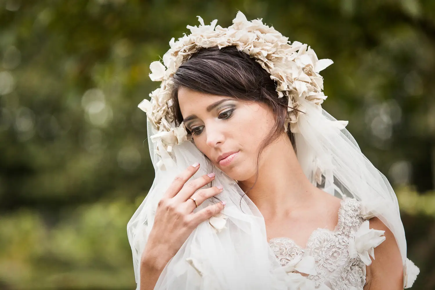 Close-up van bruid met sluier.