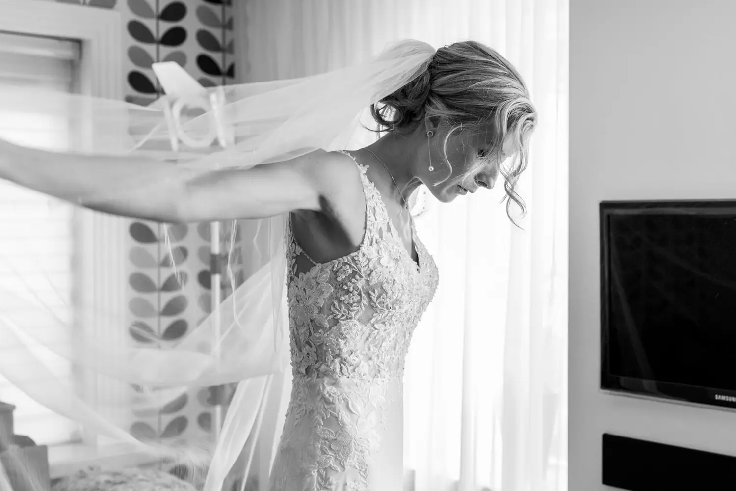 Bruid waaiert haar sluier uit.