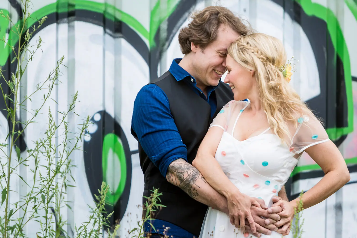 Bruidspaar omarmt elkaar tijdens de trouwreportage.