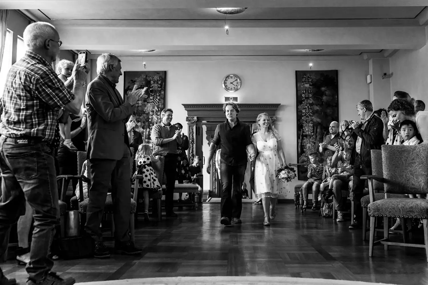 Bruidspaar komt enthousiast het stadhuis in Nijmegen binnenlopen