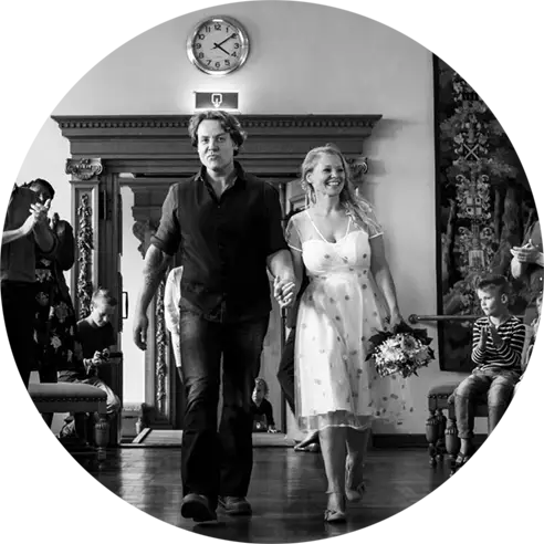 Bruidspaar komt enthousiast het stadhuis in Nijmegen binnenlopen