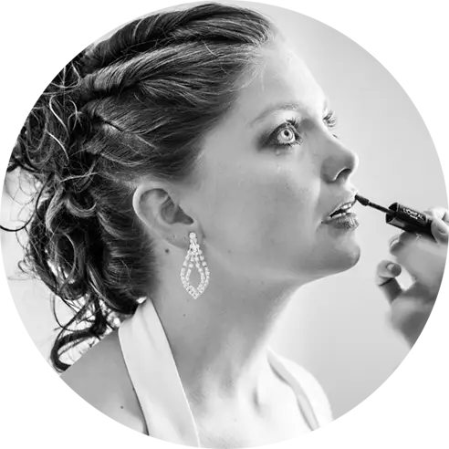 Bruid raakt ontroerd bij het laten zetten van de make-up