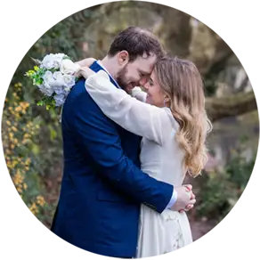 Bruidspaar geeft elkaar een dikke knuffel tijdens de fotoshoot.