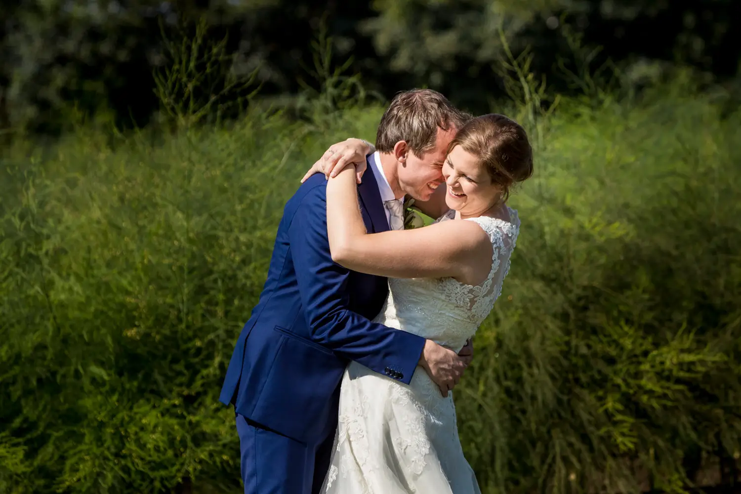 Bruidspaar lacht en knuffelt tijdens de fotoreportage