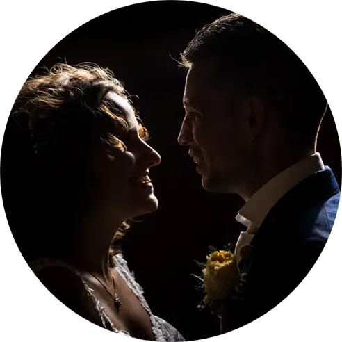 Close-up van een bruidspaar dat elkaar aankijkt