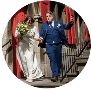 Pasgetrouwd stel loopt van de trap bij het stadhuis in Den Haag.