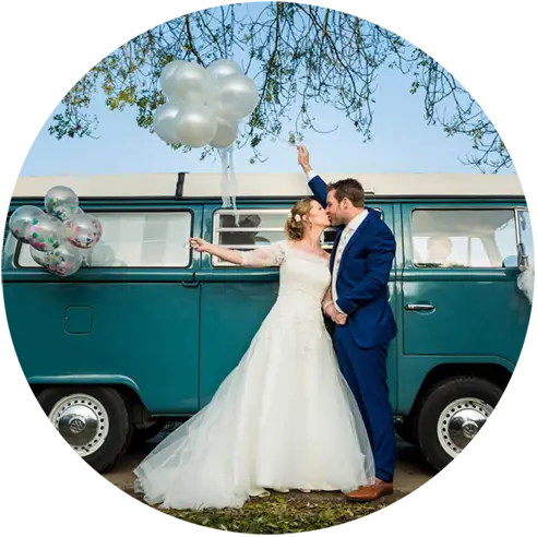 Bruidspaar houdt ballonnen vast terwijl ze elkaar kussen.