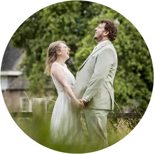 Bruidspaar lacht ontspannen tijdens de fotoshoot