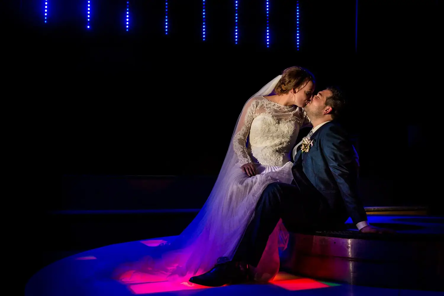 Bruidspaar kust elkaar in een discotheek in Groesbeek