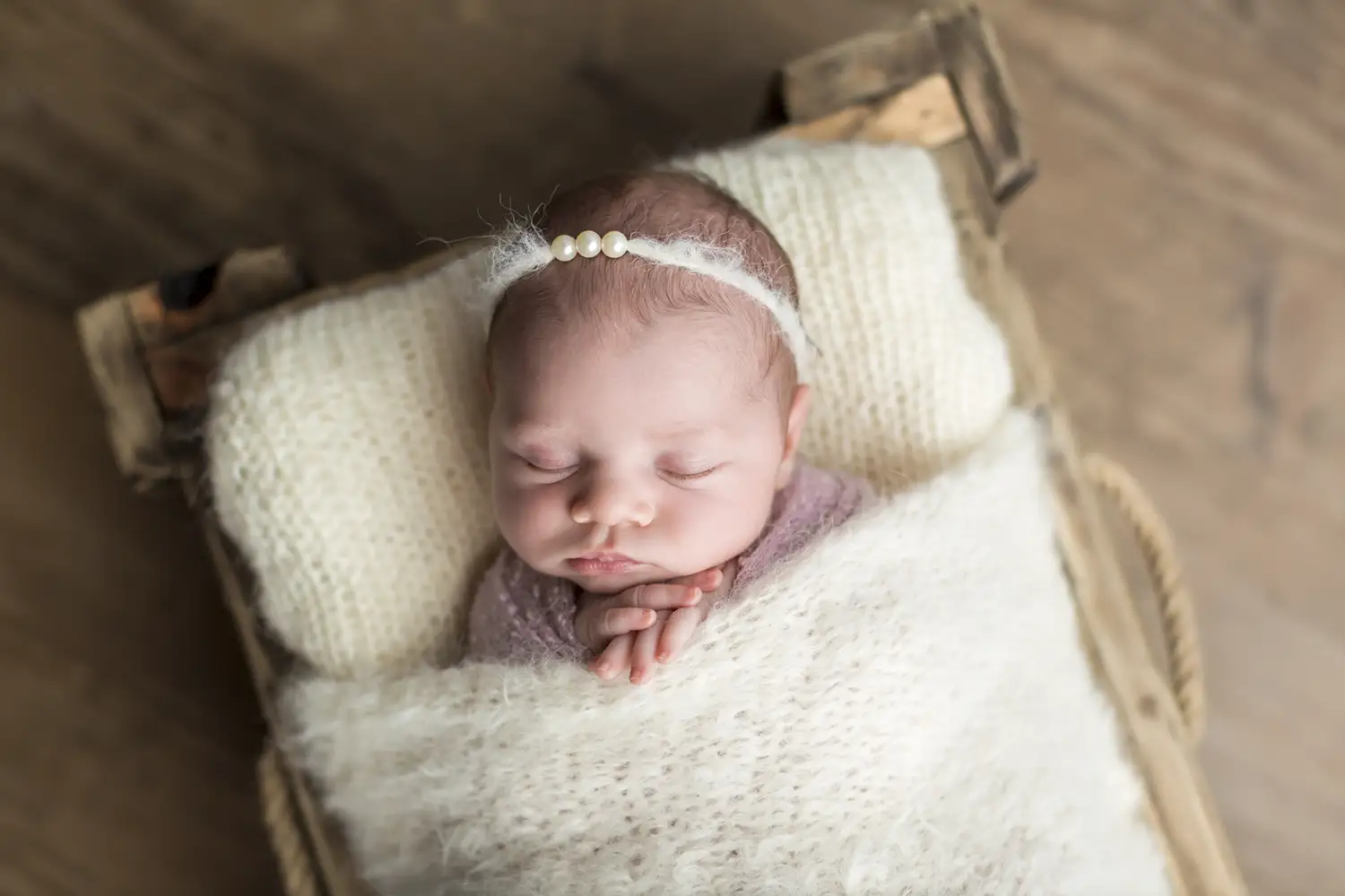 Ingebakerde baby slaapt tijdens de newbornshoot