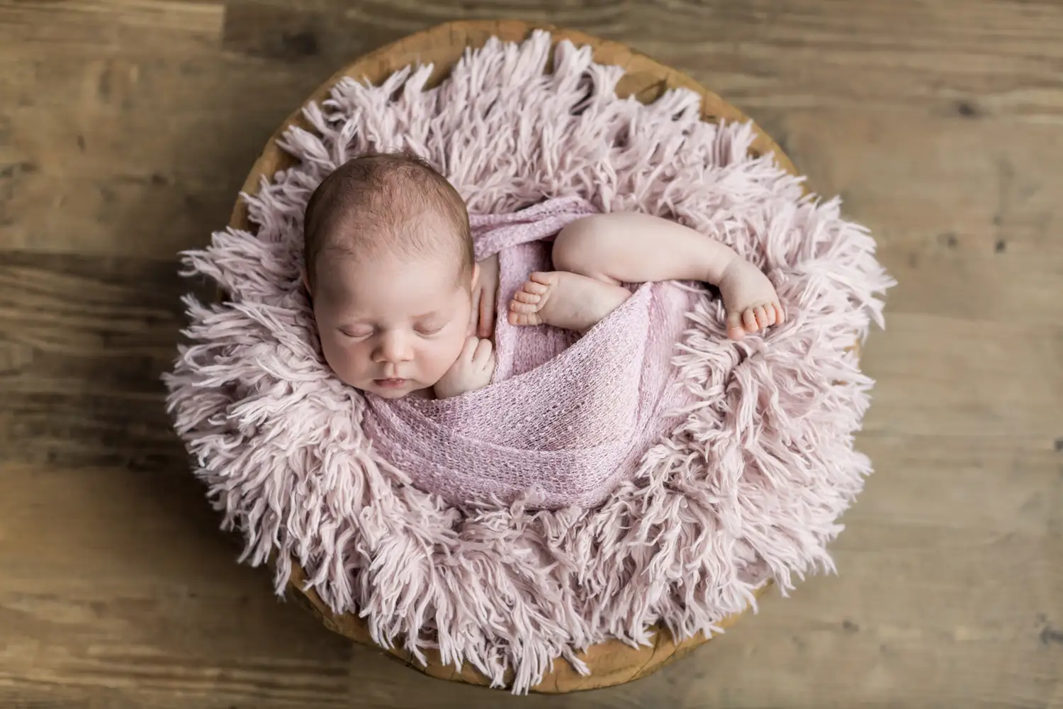 Ingebakerde baby tijdens de newbornshoot